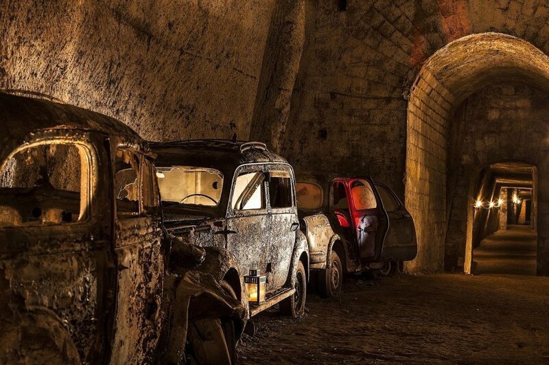 Заброшенный туннель под Неаполем, ставший склепом для автомобилей