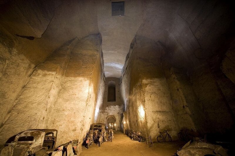 Заброшенный туннель под Неаполем, ставший склепом для автомобилей