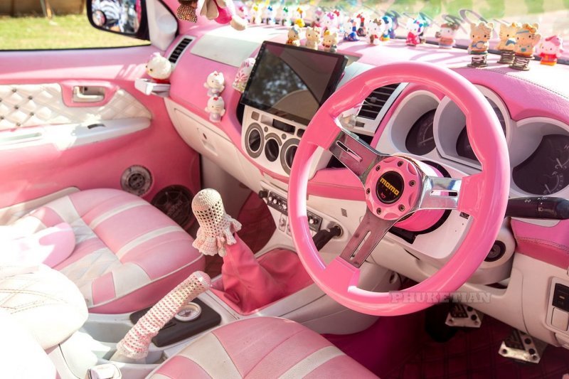 Toyota Hilux Vigo — передвижной бар Hello Kitty