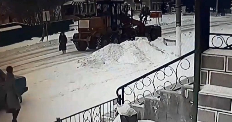 Авария дня. В Тюменской области пенсионерка попала под колеса снегоуборочной техники