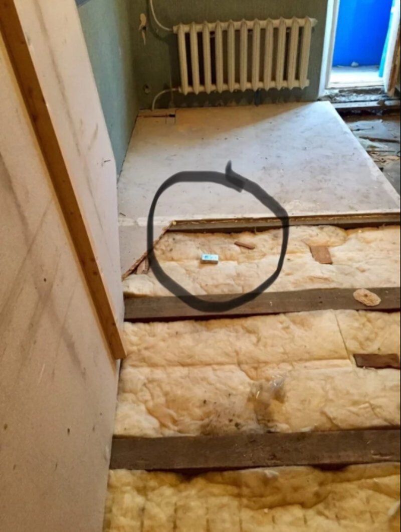 Во время ремонта в своей квартире россиянин нашел послание из 2002 года