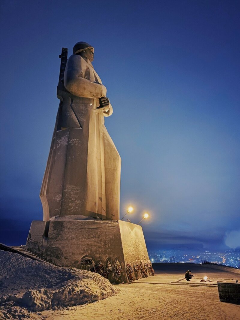 Памятник «Алеша» на вершине холма посвященный советским военнослужащим, защищали город во время Второй мировой войны.
