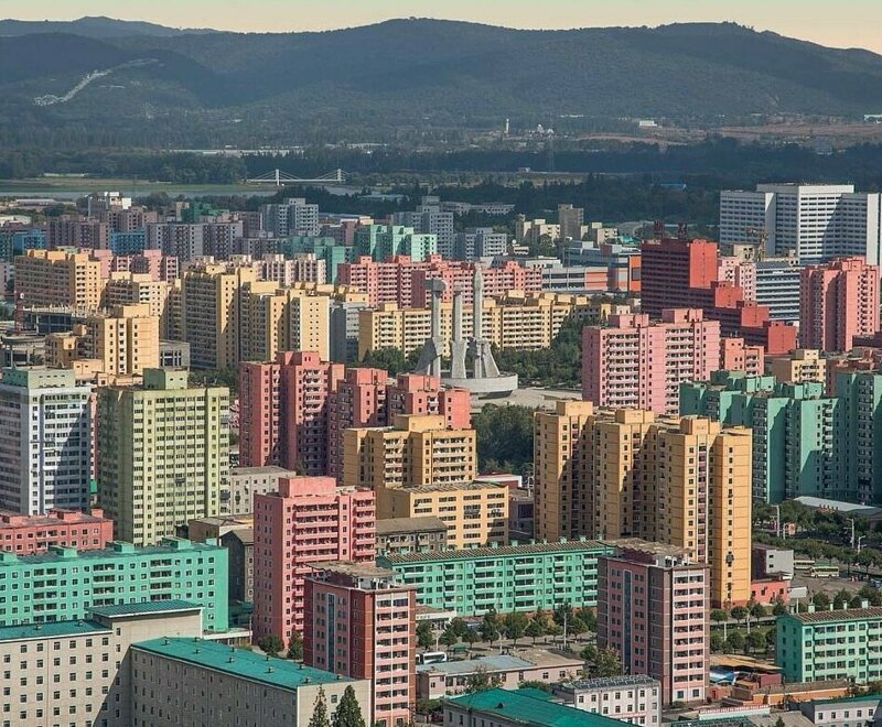 В центре этих красочных зданий расположен монумент основания Трудовой партии Кореи