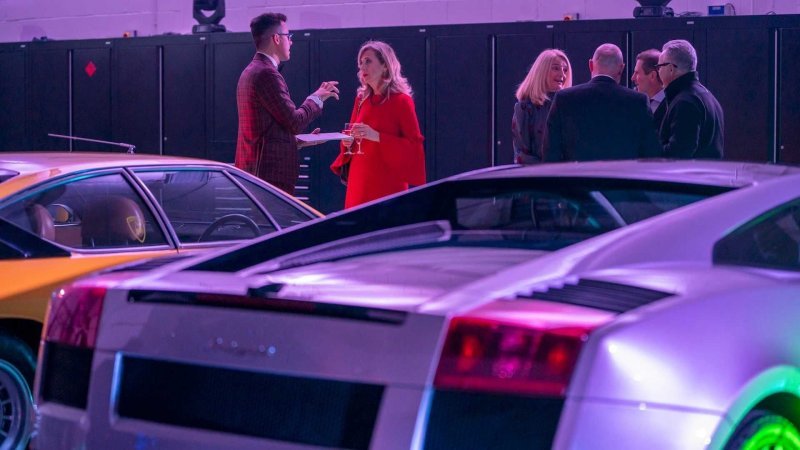 Ужин с красотками: в Лондоне организовали необычное мероприятие среди культовых моделей Lamborghini