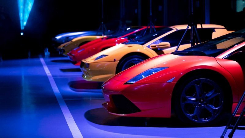 Ужин с красотками: в Лондоне организовали необычное мероприятие среди культовых моделей Lamborghini
