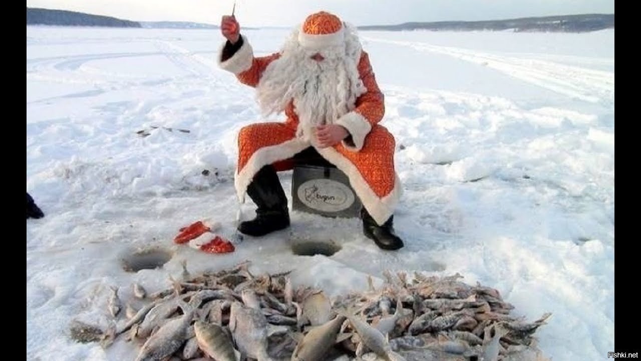 Новинки зимний рыбалки. Дед Мороз на рыбалке. Новый год рыбалка. Дед Мороз Рыбак. Дед Мороз на зимней рыбалке.