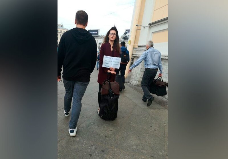 Симпатичная молодая вокзальная побирушка поделилась спецификой ремесла