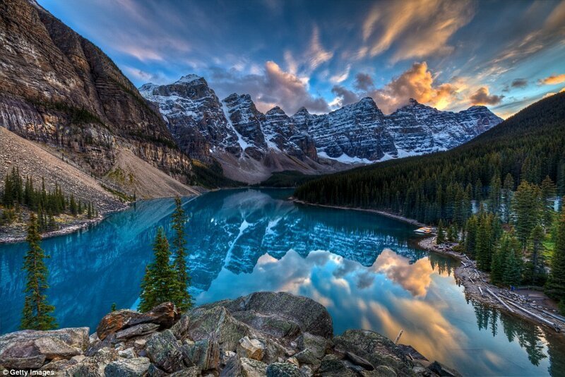Озеро Морейн в провинции Альберта, Канада.