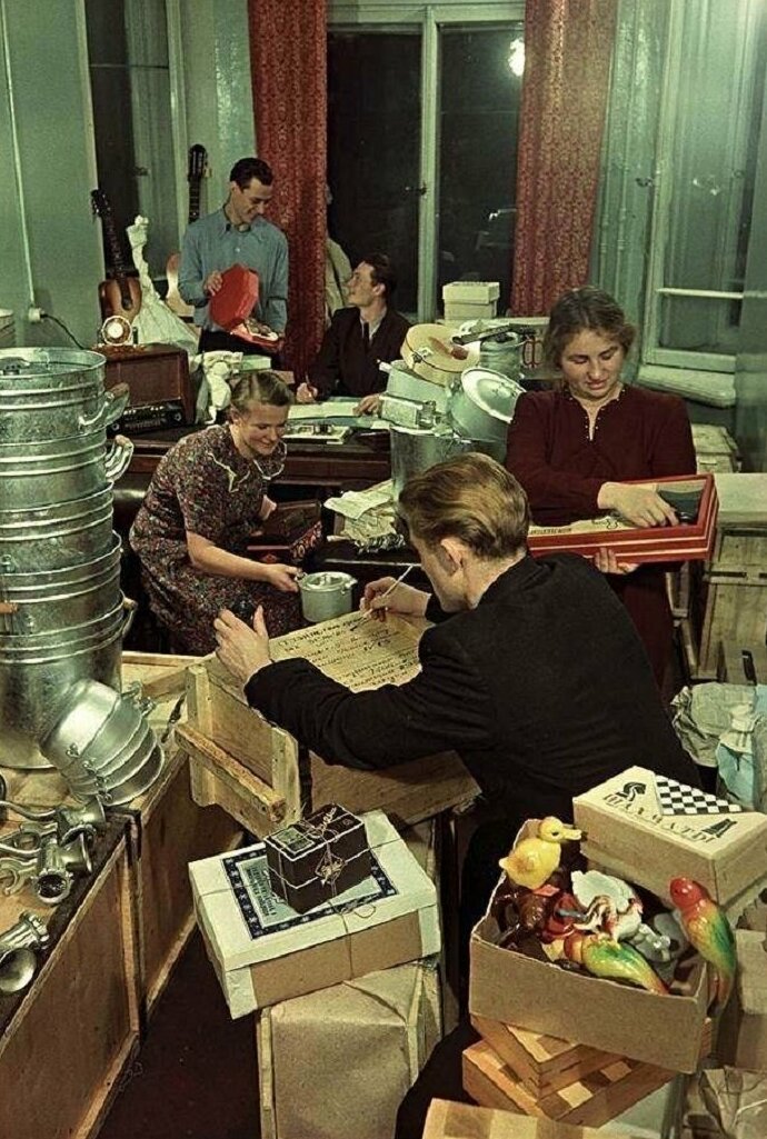 9. Комсомольцы из Санкт-Петербурга готовят подарки для целинников, 1955 год