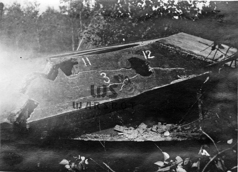 Корпус выдержал попадание снаряда 105-мм зенитной пушки (попадание №3), но дальнейшие попадания 88-снарядов орудия Pak 43 вызвали пробития и трещины