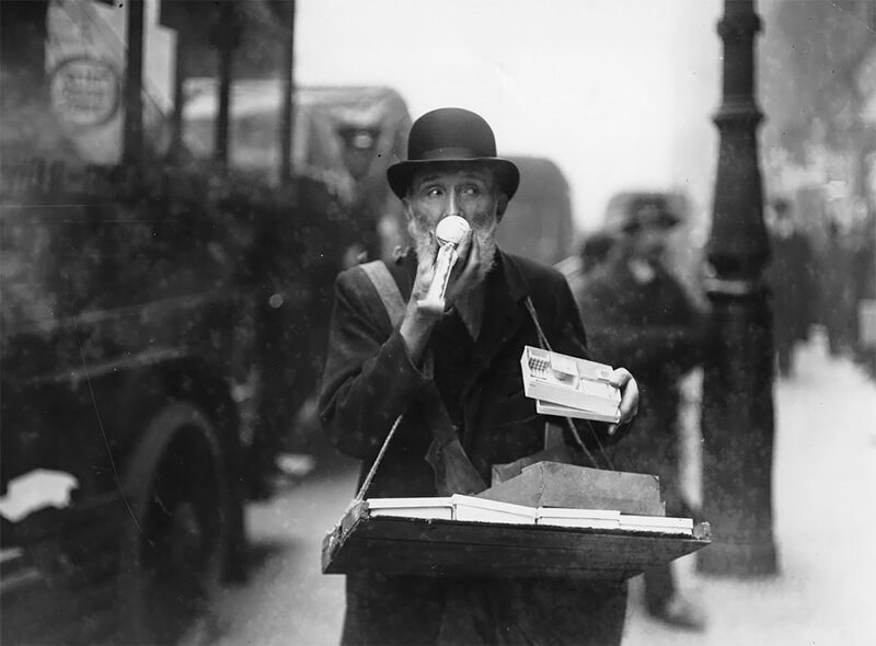Торговец игрушками на одной из улиц Лондона, 1913 год