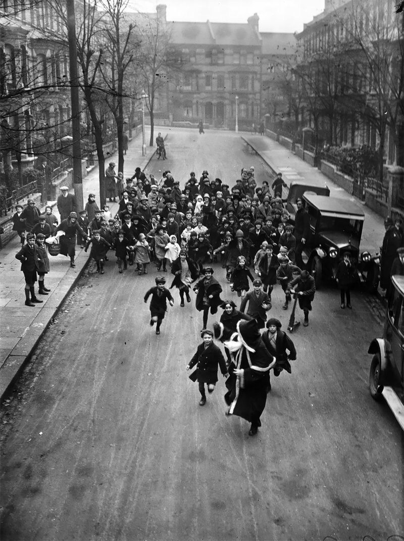 Толпа детей гонится за Рождественским дедом, Лондон, 2 ноября 1926 года
