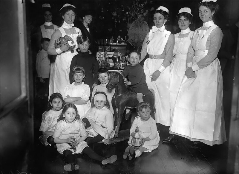 Празднование Рождества в детской больнице на Грейт-Ормонд-Стрит, Лондон, 30 декабря 1913 года