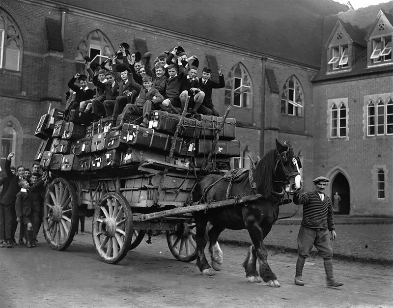 Ученики школы Ардингли уезжают на каникулы, 1926 год