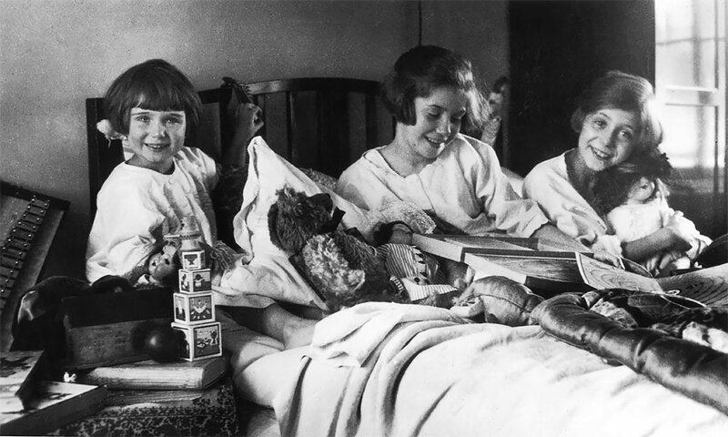 Девочки радуются подаркам в рождественское утро, 15 декабря 1925 года 