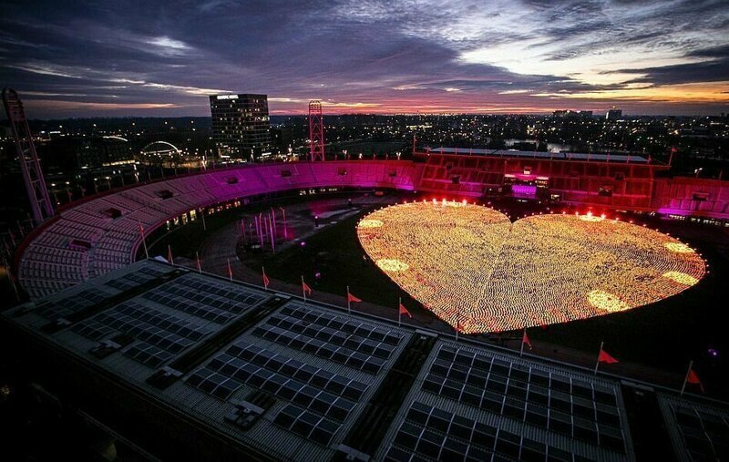 Светящееся сердце на фоне вечернего Амстердама