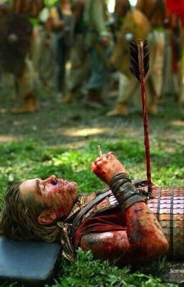 Сражённый стрелой Александр Великий (Колин Фаррелл) делает последнюю затяжку на площадке "Александра" Оливера Стоуна