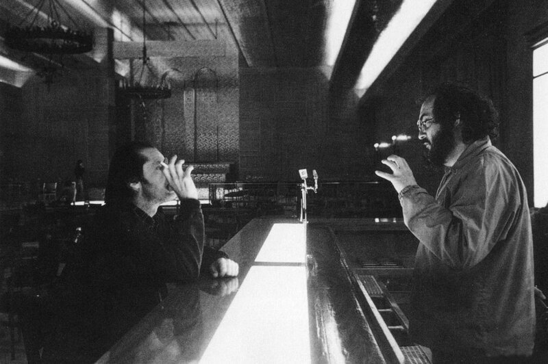Стэнли Кубрик разбирает с Джеком Николсоном сцену в баре отеля "Оверлук"