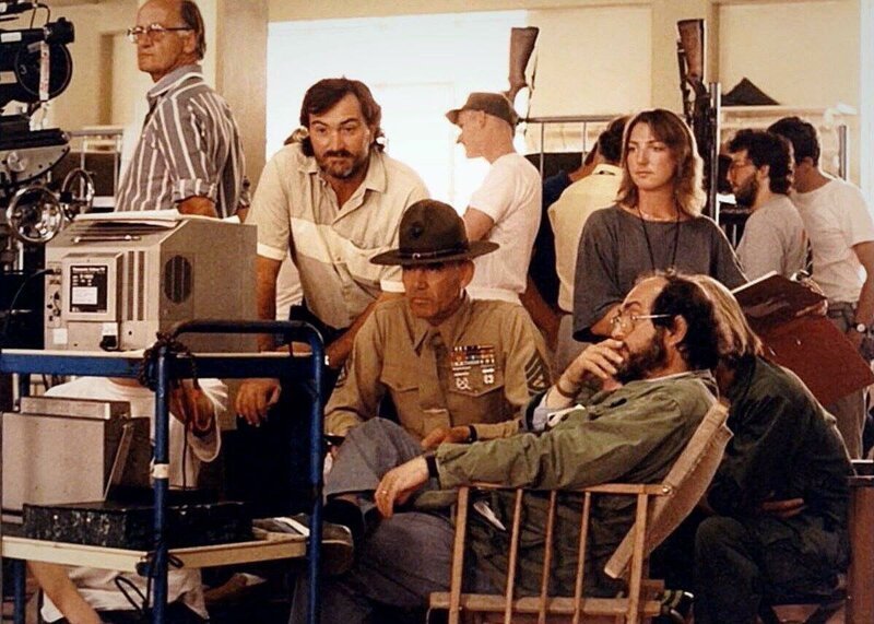 Стэнли Кубрик и главный американский сержант Ли Эрми просматривают отснятый дубль на съёмках "Цельнометаллической оболочки"