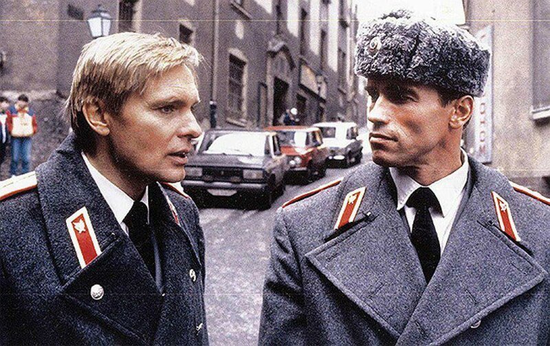 Олег Видов помогает Арнольду Шварценеггеру вжиться в образ советского милиционера на съёмках "Красной жары"