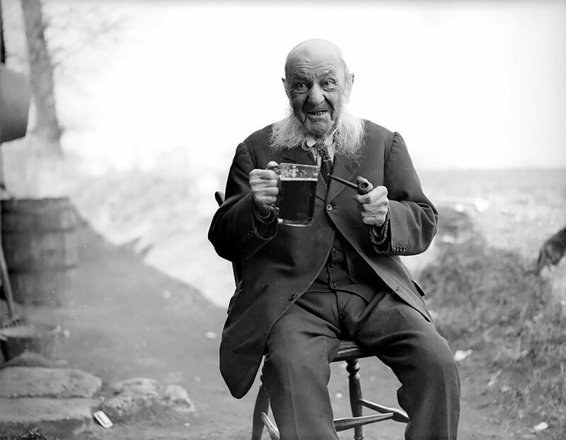 104-летний Джон Фолкнер из Эпплфорда, Беркшир, наслаждается трубкой и бокалом пива, вспоминая свое значительное прошлое. 