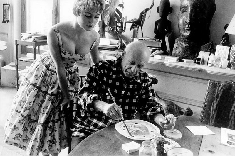 Бриджит Бардо наблюдает за Пабло Пикассо за работой в его студии в Валлорисе во время Международного Каннского кинофестиваля 1956 года 