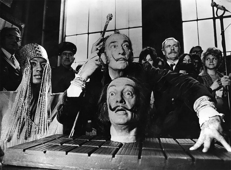 Сальвадор Дали (1904–1989) с моделью собственной головы на пресс-конференции в Париже. 1973 