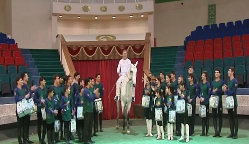 И жнец, и швец: президент Туркменистана прогарцевал на коне по арене