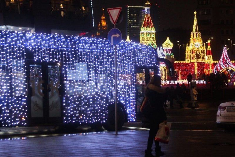 Новогодний общественный транспорт на улицах Москвы