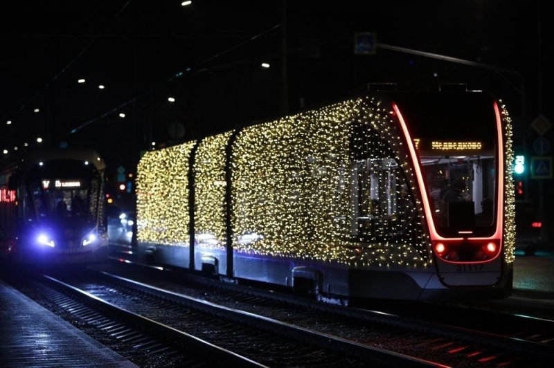 Новогодний общественный транспорт на улицах Москвы