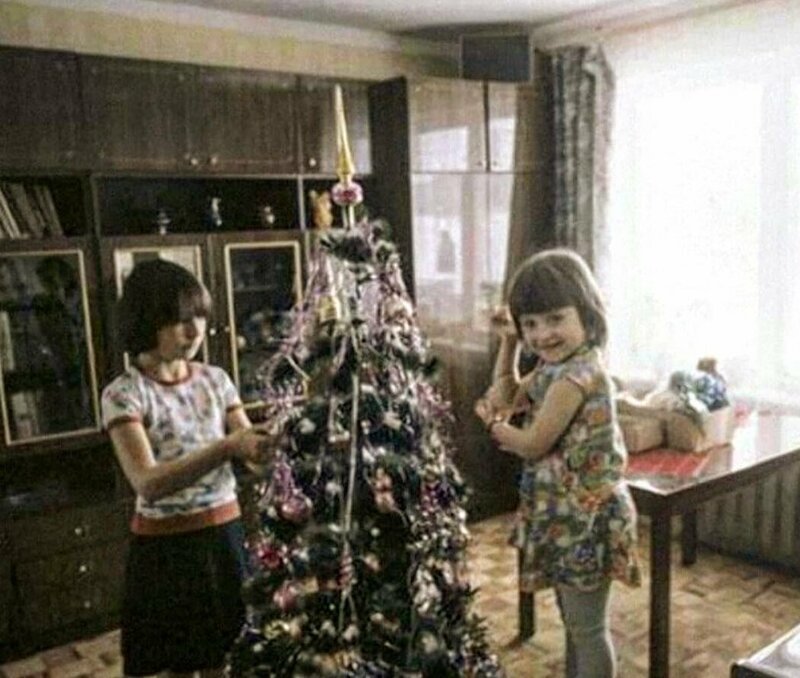6. Дети наряжает елку в 1983 году