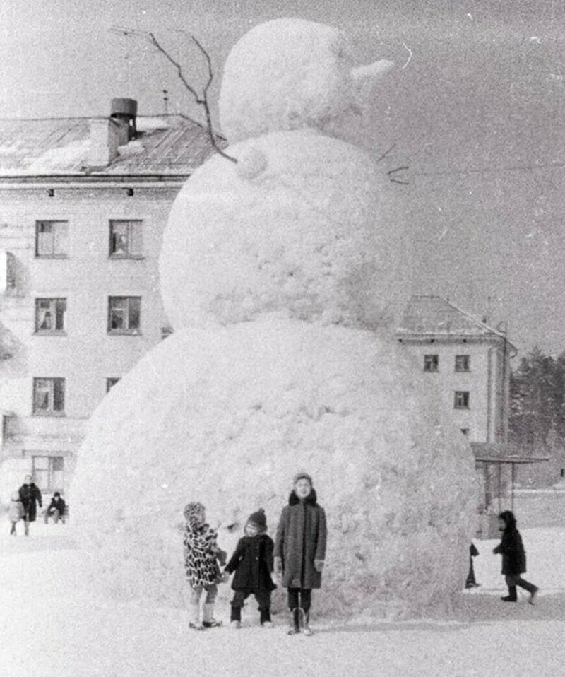 10. Снежные фигуры - тоже главный атрибут праздника. Снеговик в Пензе, 1966 год