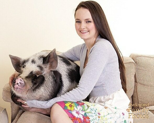12. «Я и мой свин. Он толстый. Он забавный. Я его люблю»