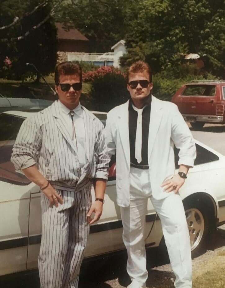 17. «Мои папа и дядя позируют на фоне Nissan 300ZX, конец 80-х»