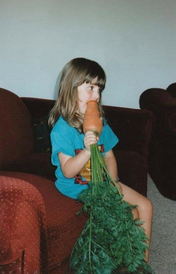 10. «Мой дедушка вырастил огромную морковь, сестра съела её целиком, и её кожа стала оранжевой»