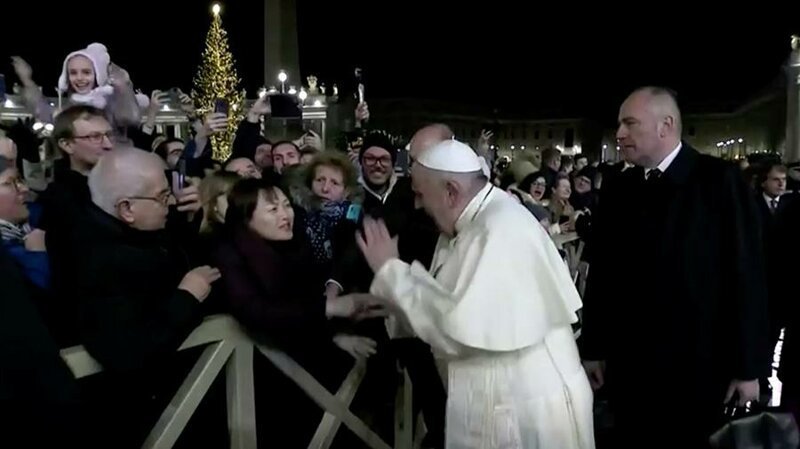 Папа римский ударил по рукам женщину на праздновании Нового года