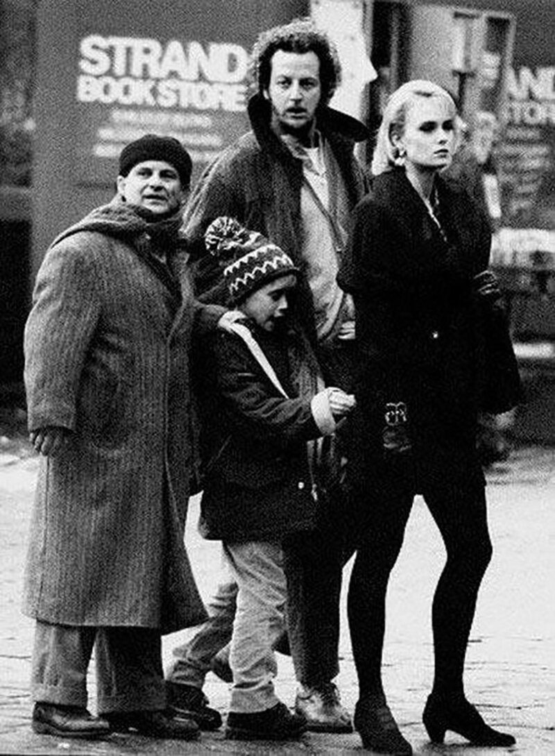Джо Пеши, Маколей Калкин, Дэниел Стерн и Ли Циммерман на съемках фильма «Один дома 2» в Нью-Йорке, 1991 г. 