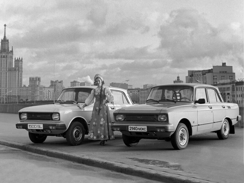 Автомобили "Москвич 2140 Люкс" в экспортном исполнении (слева) и для внутреннего рынка. 