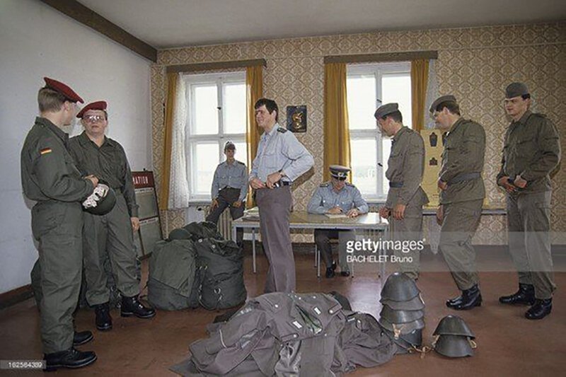 Бойцы Национальной народной армии ГДР сдают своё обмундирование солдатам Бундесвера, 1990-й год. Они еще улыбаются 