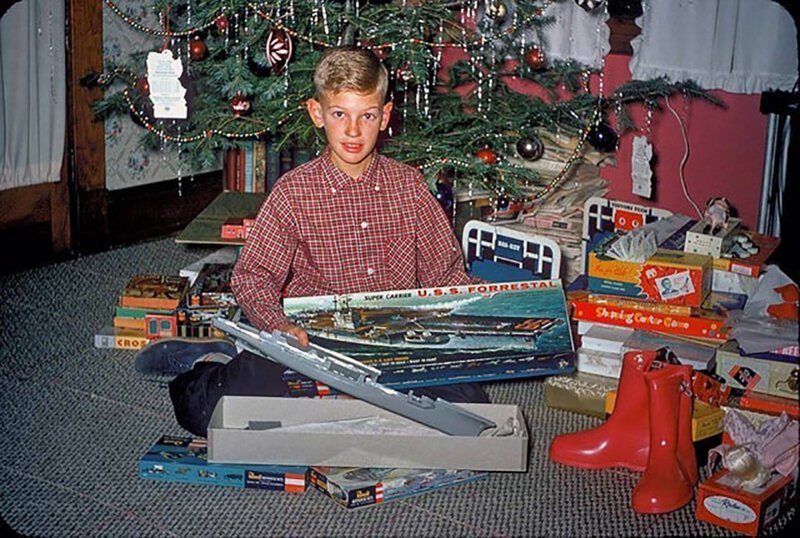 Мальчик открывает рождественские подарки. 1957 год. 
