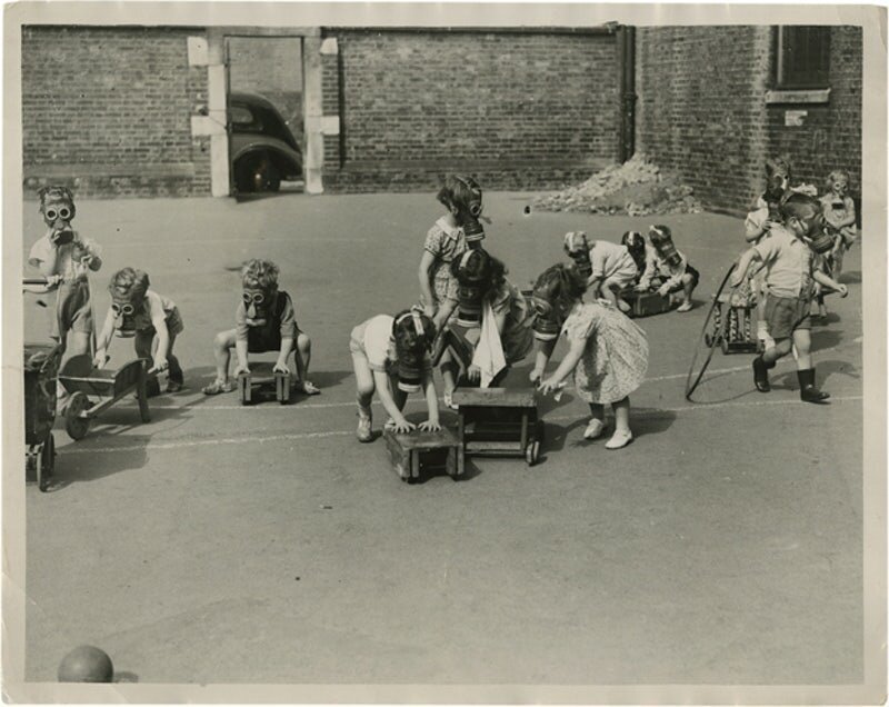Лондон, уроки газовой атаки для детей, 27 июня 1941 г.