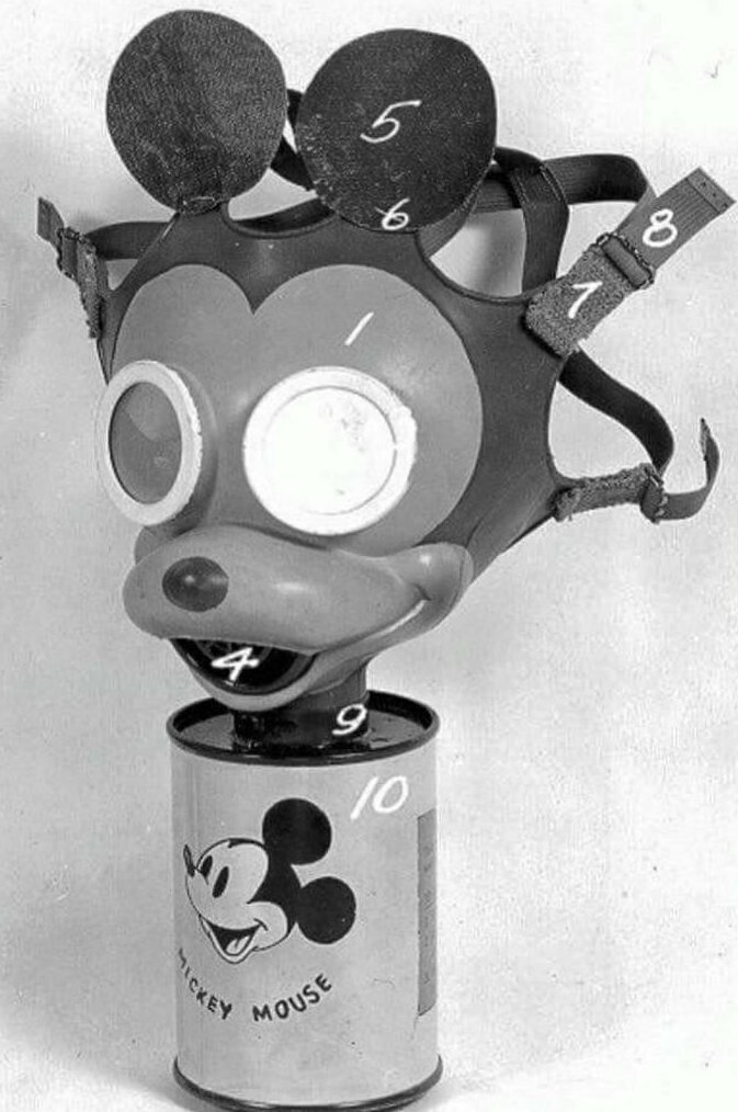 Официальный противогаз Микки Мауса 1940-х годов. Он был разработан Уолтом Диснеем, чтобы помочь детям, которые боятся его использовать.