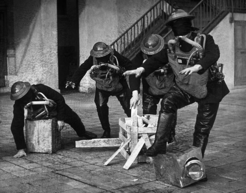 Пожарные с завязанными глазами, оснащенные дыхательным аппаратом, учатся преодолевать препятствия и избегать их, 1940