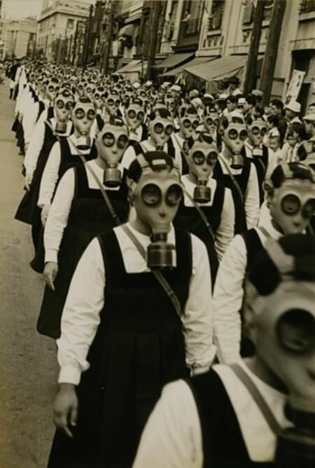 Парад девочек в газовых масках, Токио 1936-39