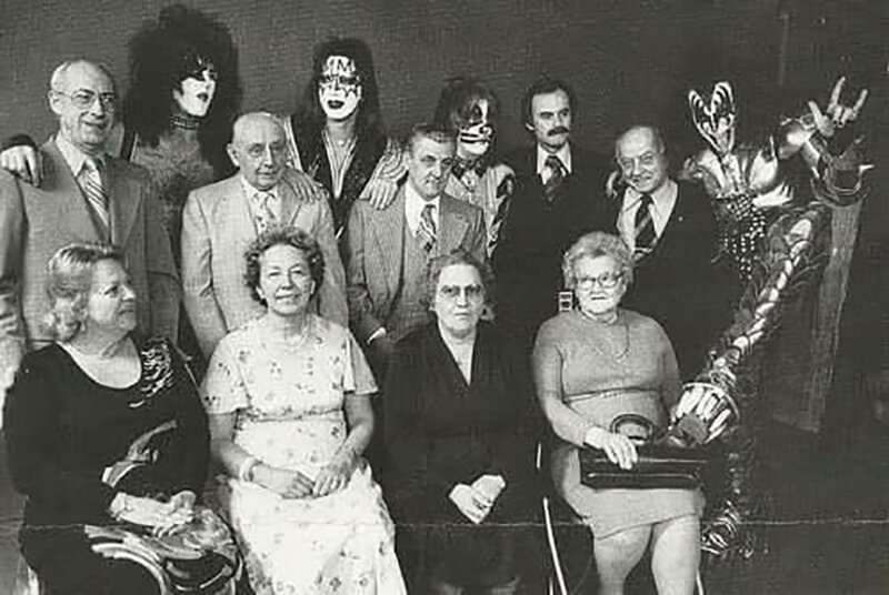 Группа KISS со своими родителями. 1976 год.