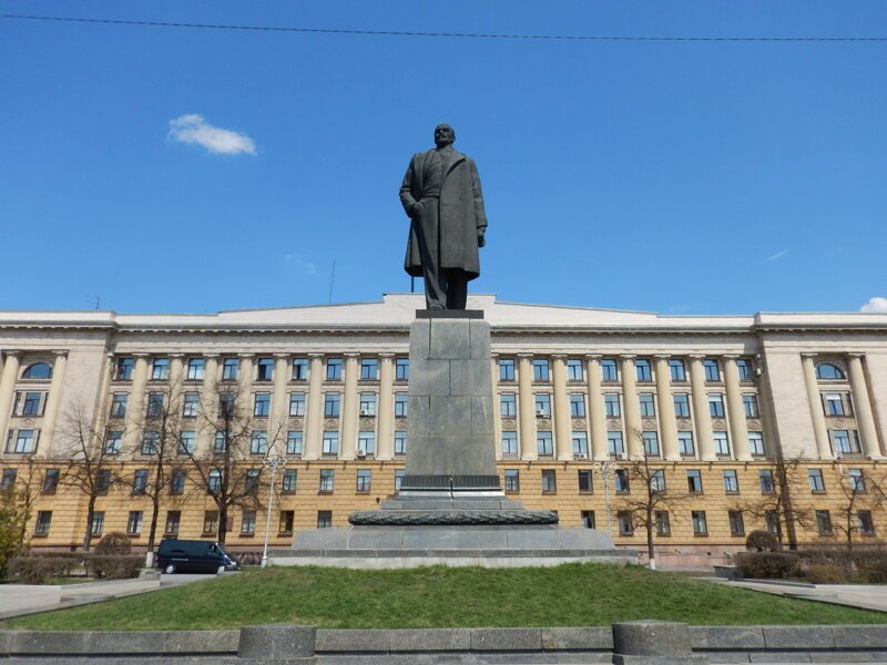 Повесить (непременно повесить, дабы народ видел) не меньше 100 заведомых кулаков