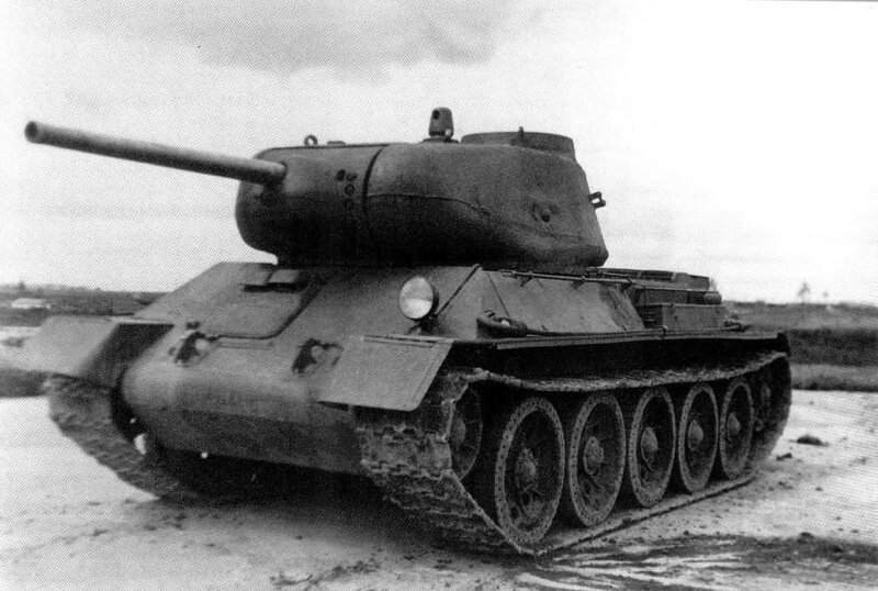 Опытный танк Т-43 с 75-мм пушкой. Видна ходовая часть, заимствованная у Т-34, трехместная литая башня с расширенным погоном и низкопрофильной командирской башенкой