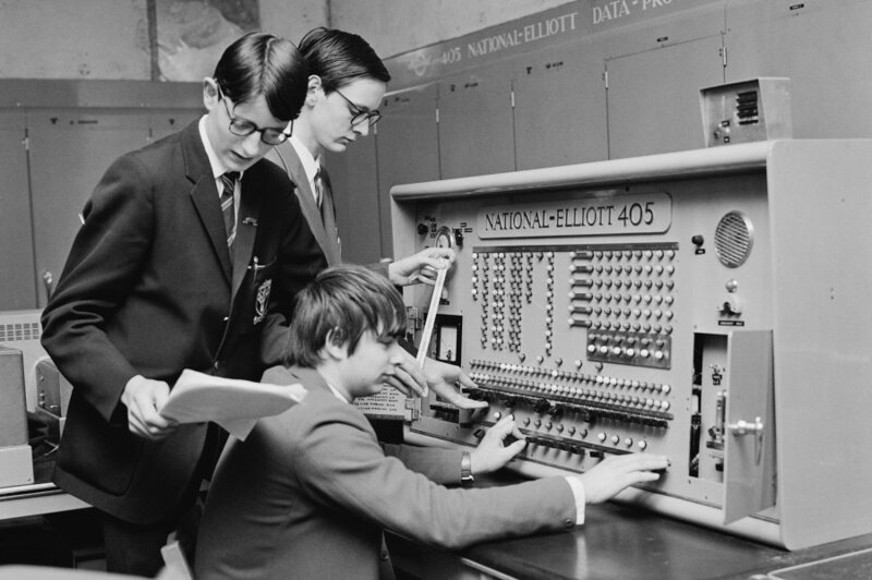 8 января 1970 года. Великобритания. Школьники работают на компьютере Elliott Brothers '405.