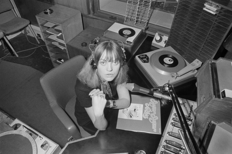 12 января 1970 года. Великобритания. Диск-жокей Энни Найтингейл в студии звукозаписи.