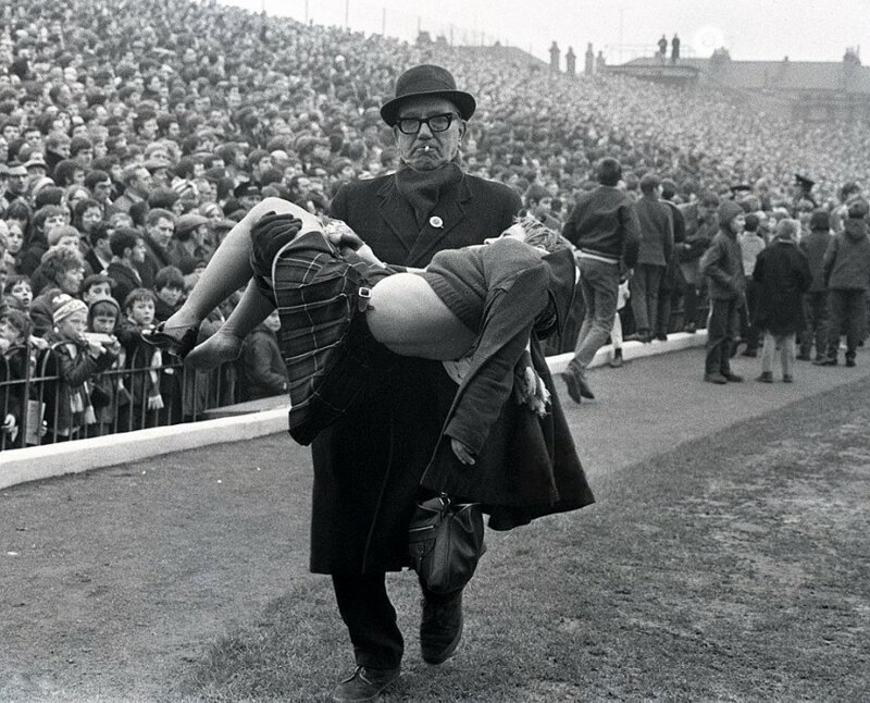 17 января 1970 года. Лондон. Матч «Арсенал» - «Челси». Девушка получила травмы во время драки болельщиков перед матчем.